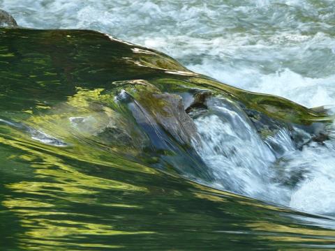 Wasser strömt über einen Stein